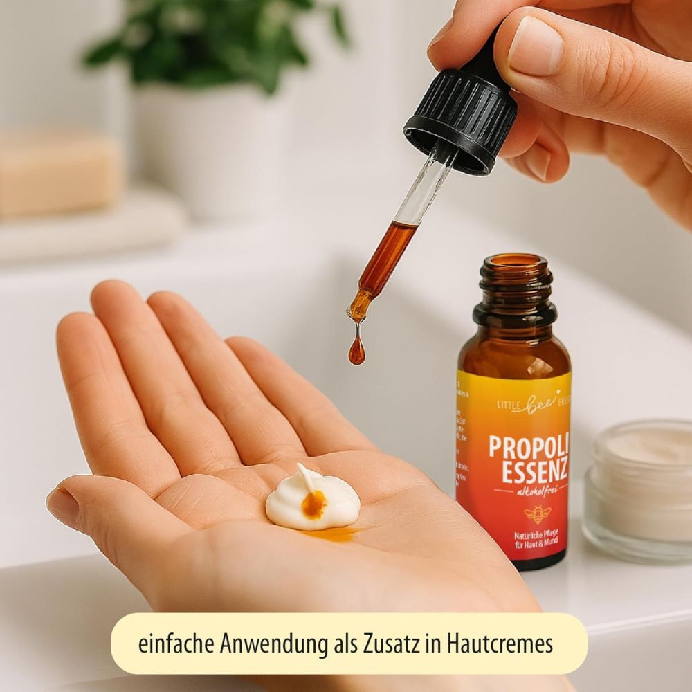 Hand mit Creme, Tropfen aus einer Tropfflasche. Auf dem Etikett steht 'Propolis Essenz'. Text: 'einfache Anwendung als Zusatz in Hautcremes'.