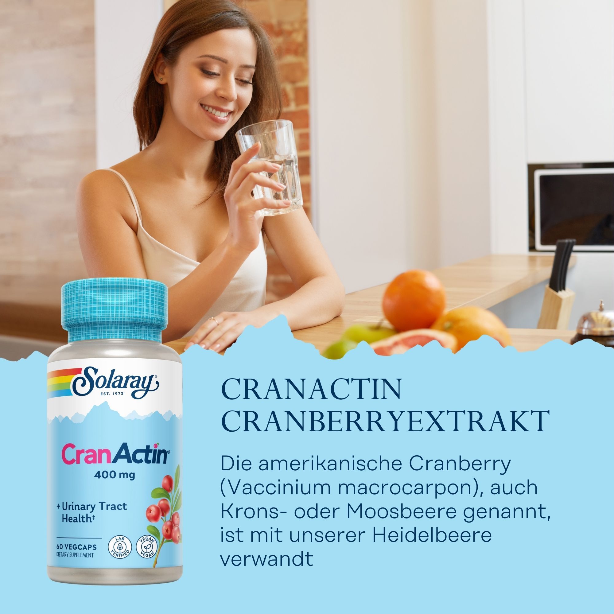Eine Frau trinkt Wasser neben einer Flasche CranActin. Auf der Flasche steht CranActin 400 mg und Urinary Tract Health.