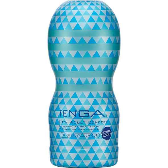 Zylindrischer Becher mit blau-weißem Dreiecksmuster. Aufschrift: TENGA, Original Vacuum Cup, Extra Cool.