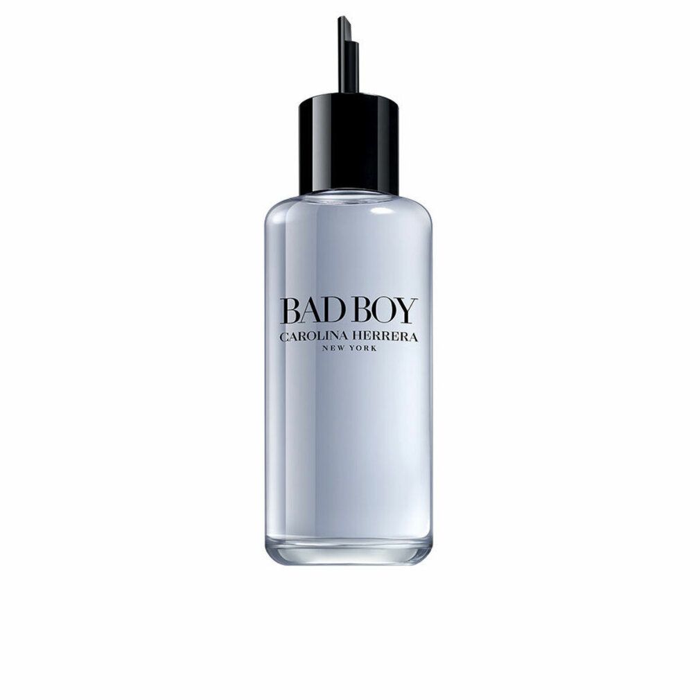 Nachfüllflasche. Zylindrisches, hellblaues Glas. Schwarzer Verschluss mit Applikator. Schriftzug: BAD BOY, CAROLINA HERRERA, NEW YORK.