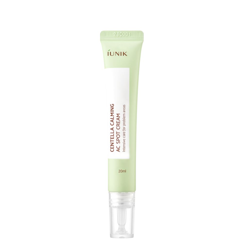 Hellgrüne Tube mit weißem Etikett. Text: Centella Calming AC Spot Cream. Auf weißem Hintergrund. Mit transparentem Applikator.