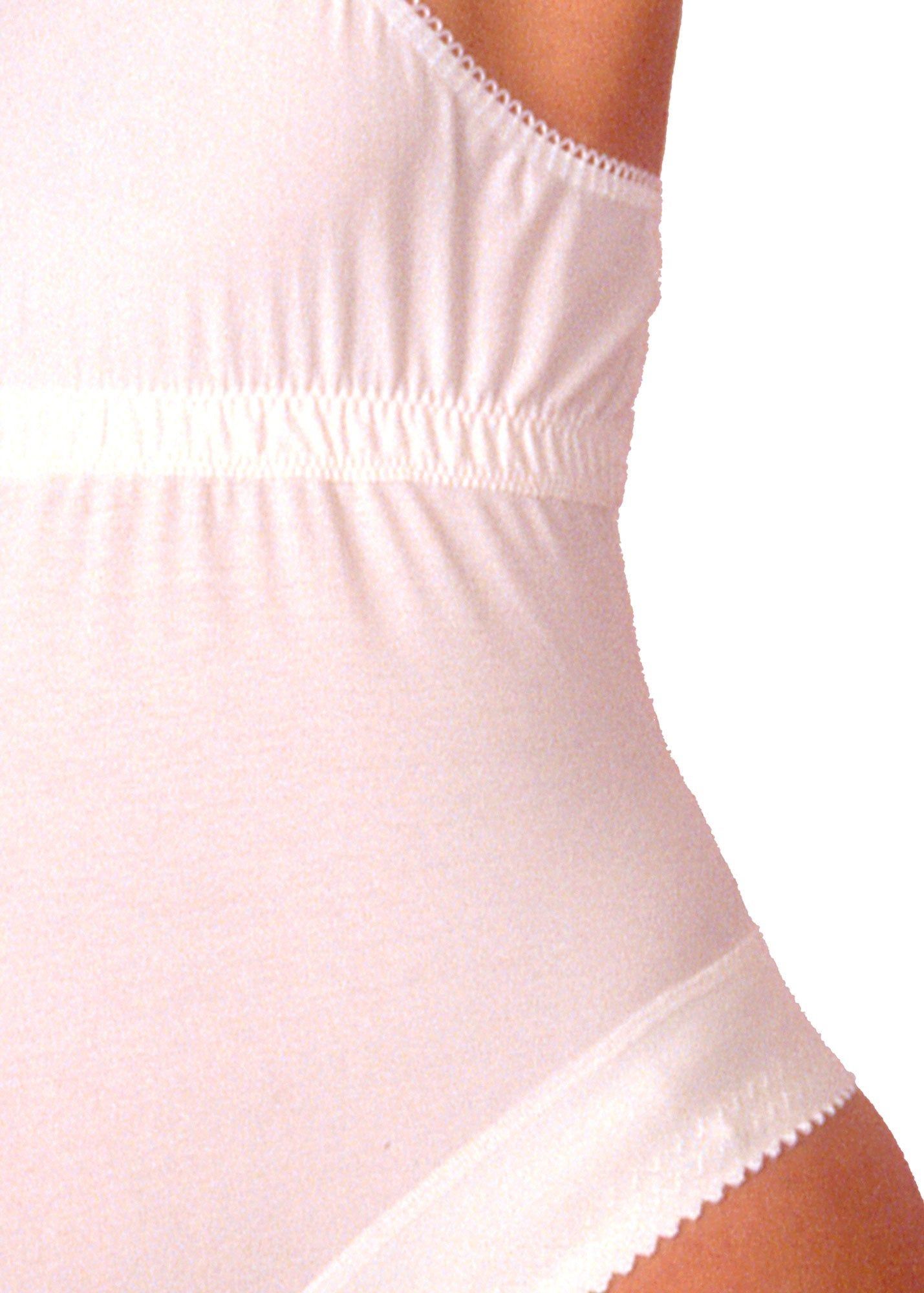 Weißes Umstandsmode-Top mit Bauchstütze. Detailansicht des Stoffes und der Nähte.