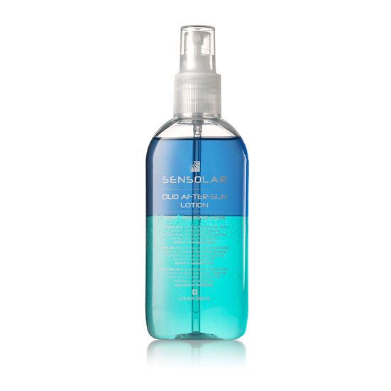 Sensolar Duo After-Sun Lotion. Transparente Flasche mit blau-türkisfarbener Flüssigkeit. Sprühkopf. Beschriftung: Sensolar, Duo After-Sun Lotion.