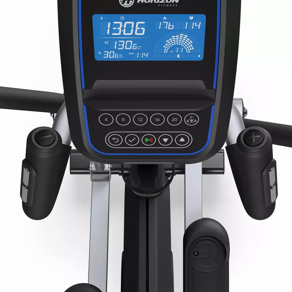 Nahaufnahme der Konsole. Horizon Fitness Logo. Blaues Display mit Trainingsdaten. Griffe mit Tasten. Schwarze Elemente.