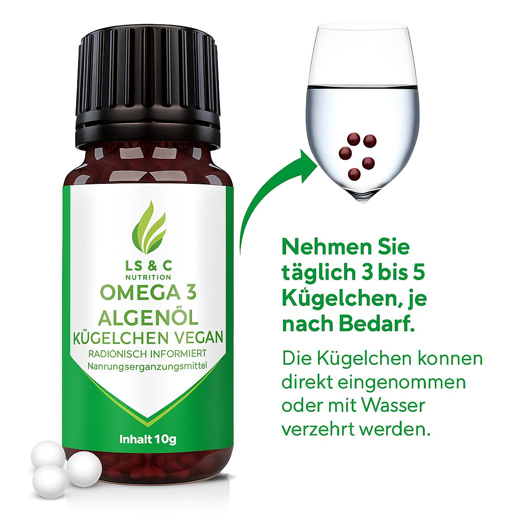Braune Glasflasche mit schwarzem Deckel. Etikett mit Logo und Produktinformationen: Omega 3 Algenöl. Daneben: Kügelchen und Glas Wasser.