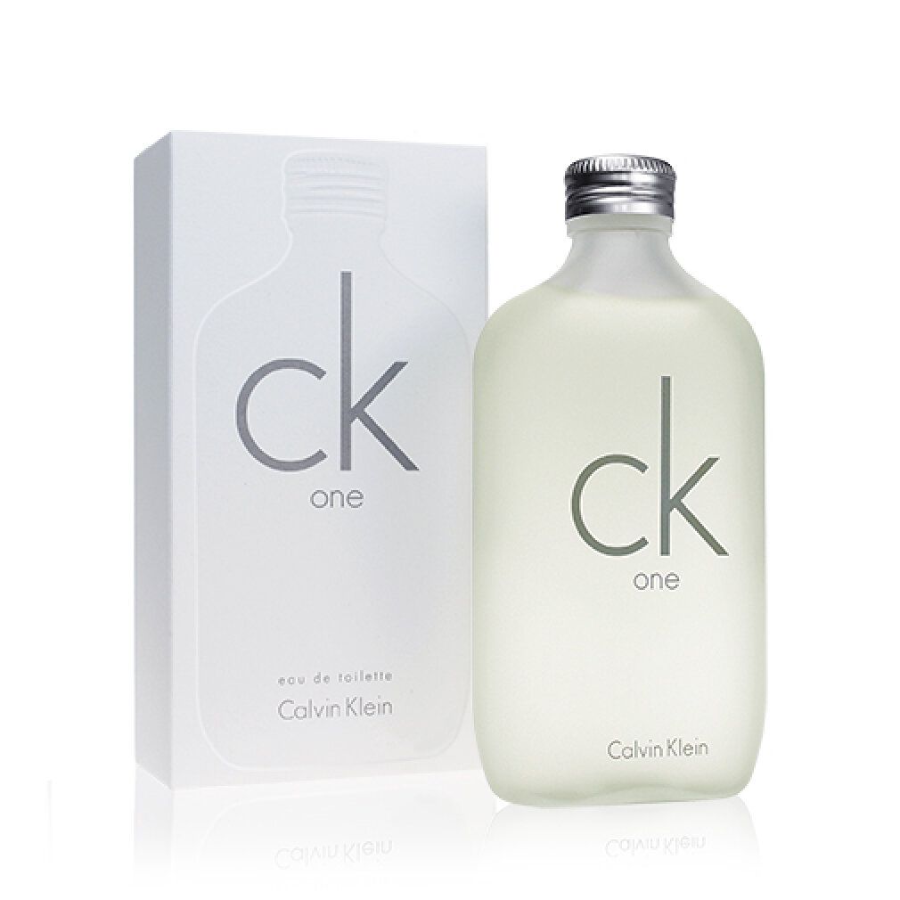 Parfümflasche und Karton. Flasche mit silbernem Verschluss, Schriftzug ck one. Karton mit Schriftzug ck one und Calvin Klein.