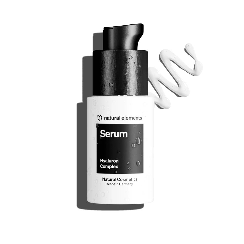 Weißes Serum-Fläschchen mit schwarzem Pumpkopf. Aufschrift: natural elements, Serum, Hyaluron Complex. Produktname und Herstellerangaben.