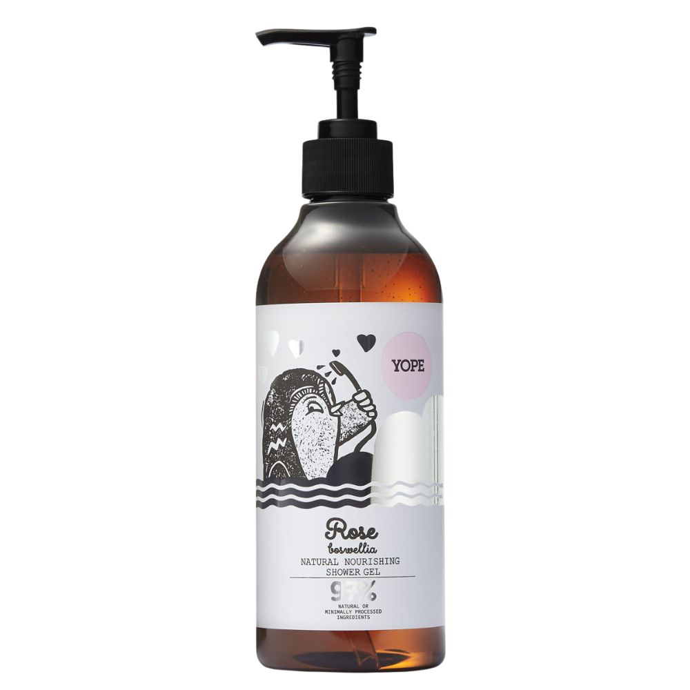 Braune Flasche mit schwarzem Pumpkopf. Etikett mit Illustration und Text: Rose Boswellia, Natural Nourishing Shower Gel. Marke: Yope.