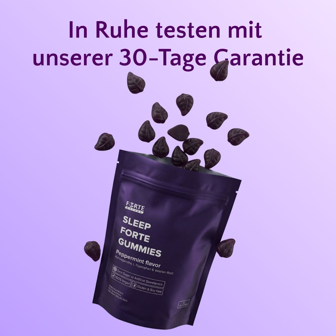 Dunkler Beutel mit "Sleep Forte Gummies" Aufschrift, daneben verstreute dunkle Gummibärchen.
