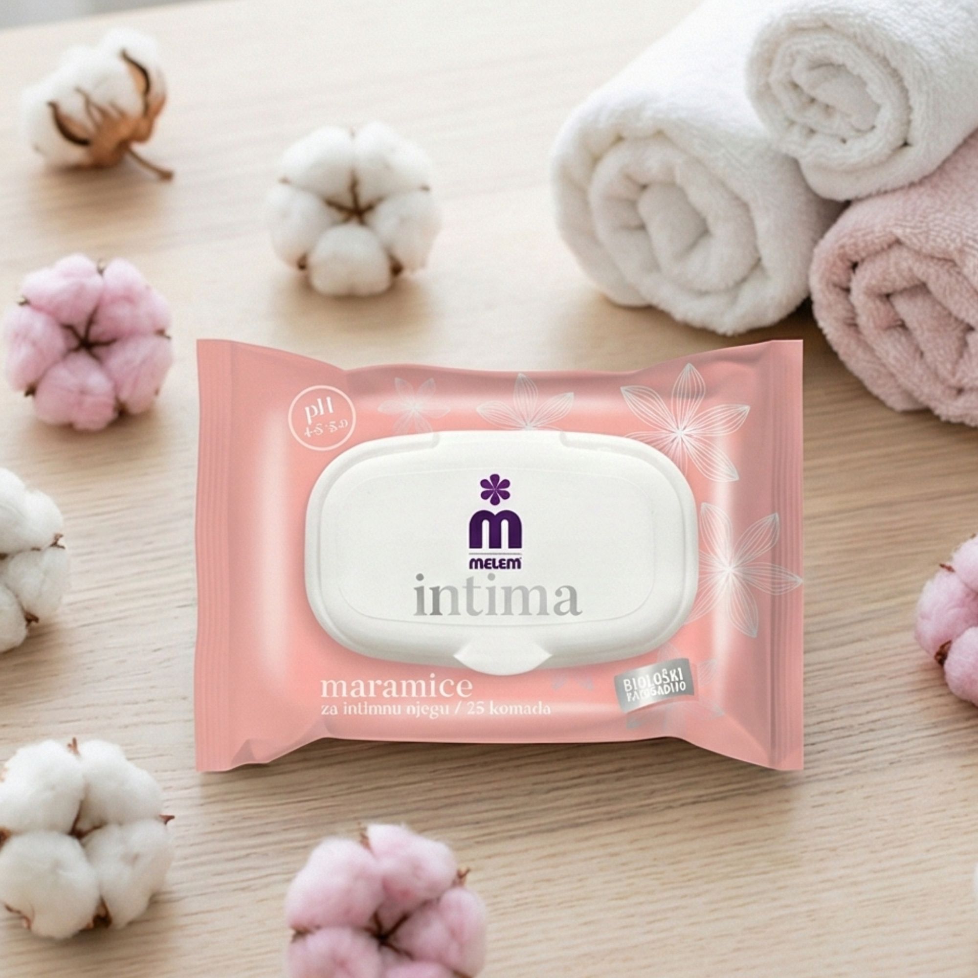 Rosa Verpackung mit Feuchttüchern Melem Intima. pH 4.5-5.0. Dekoration mit Baumwolle und Handtüchern.