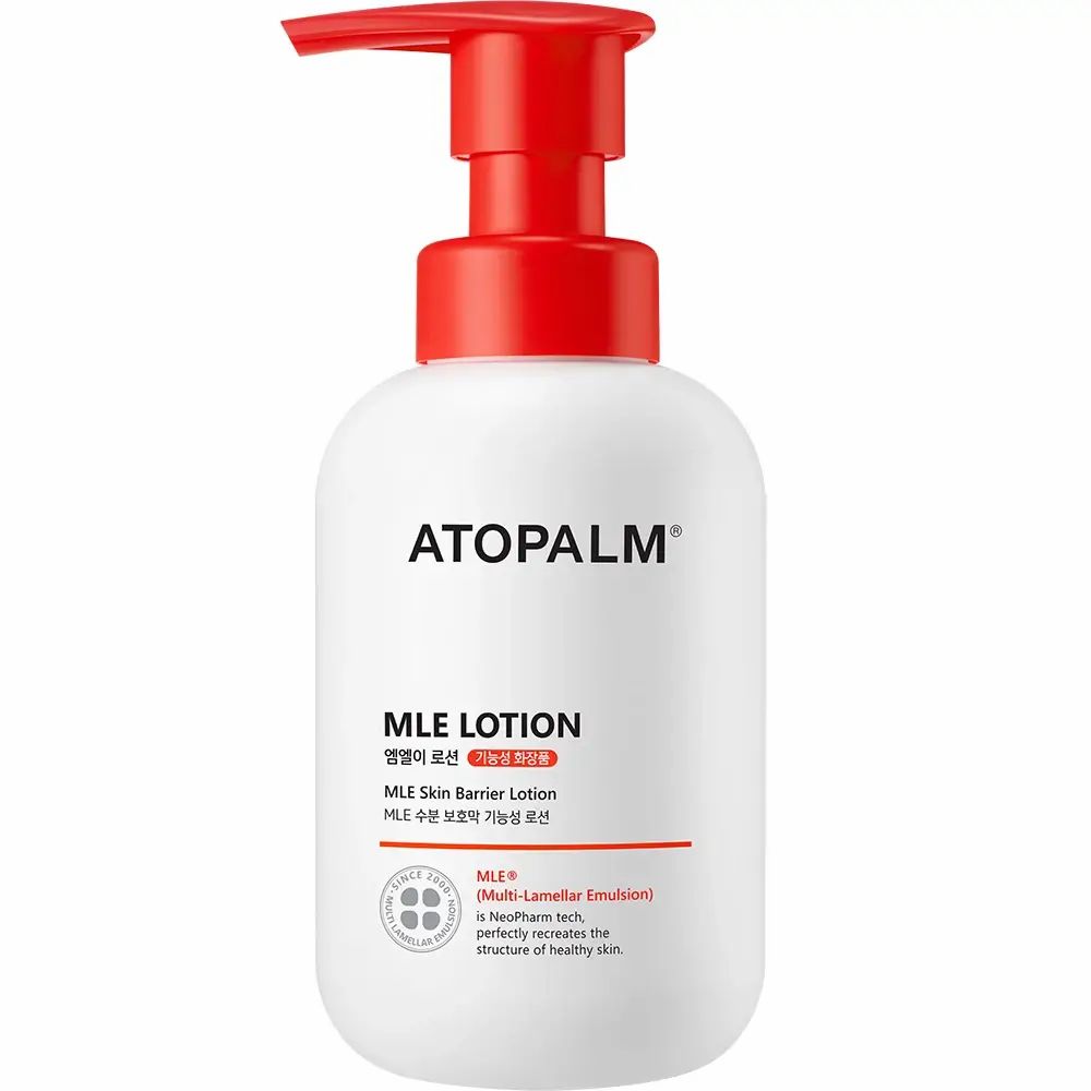 Weiße Flasche mit rotem Pumpkopf. Aufschrift: ATOPALM MLE LOTION. Text in Koreanisch.