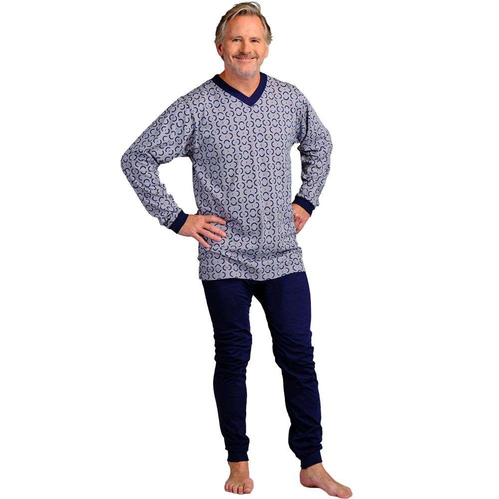 Herren-Overall lang, blau. Oberteil mit V-Ausschnitt und Muster. Lange Hose. Mann steht barfuß.