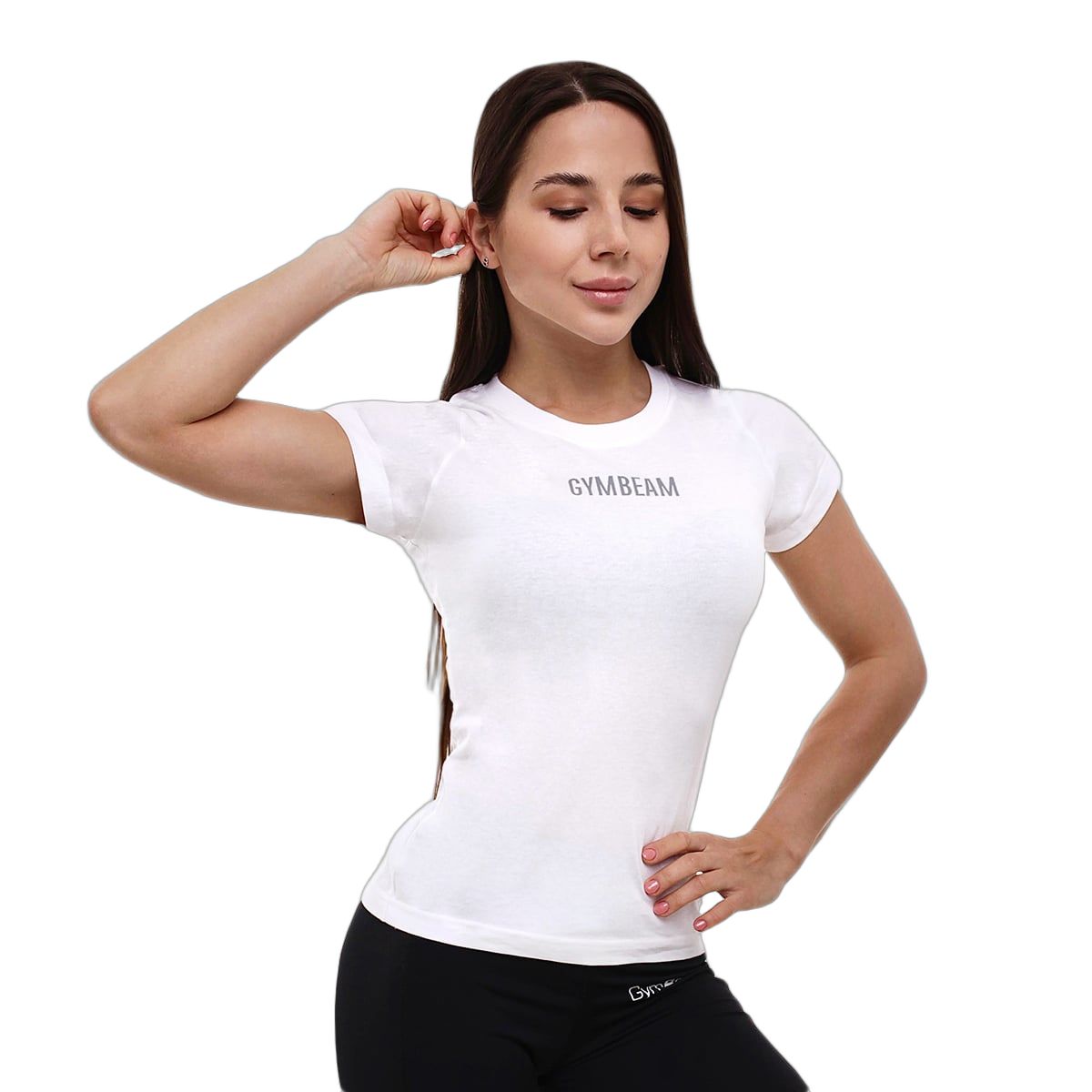 Frau in weißem, figurbetontem T-Shirt mit kurzem Arm, Pose mit Hand an der Hüfte.