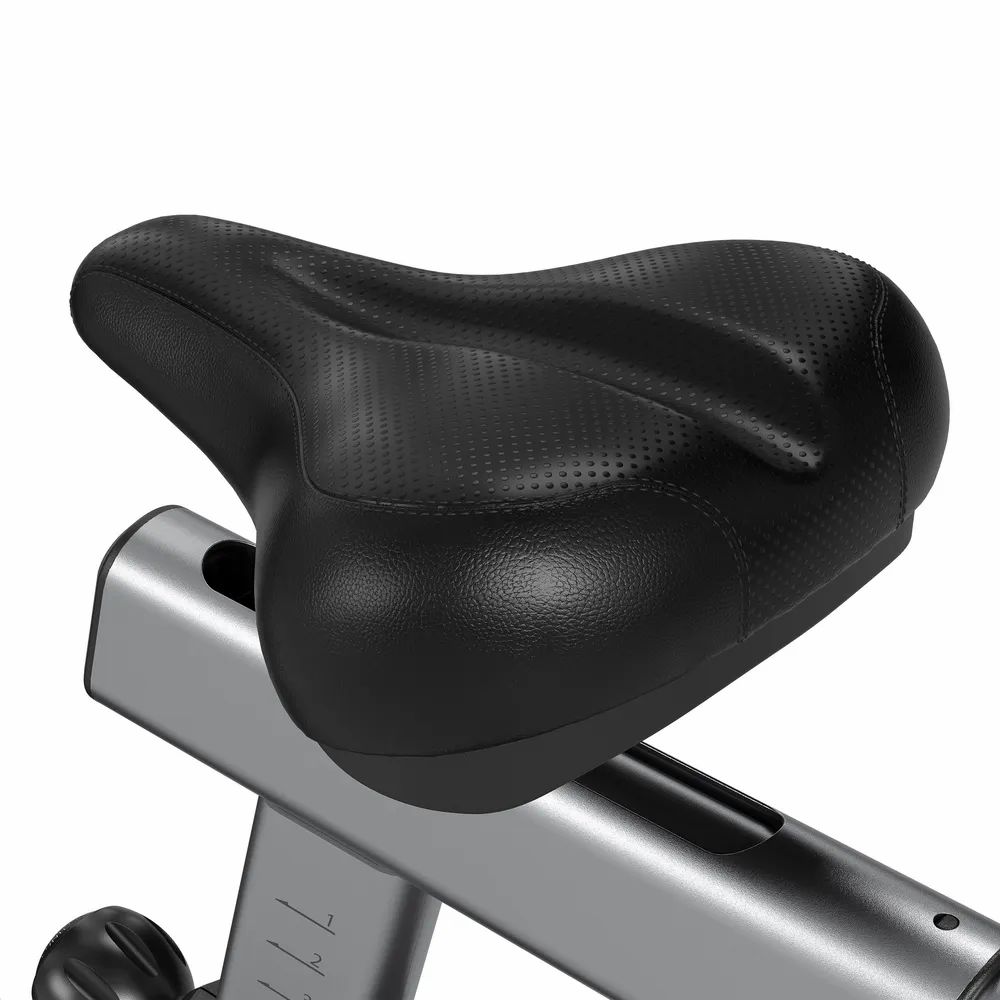 Schwarzer Fahrradsattel mit perforierter Oberfläche. Teil eines Fitness-Airbikes.