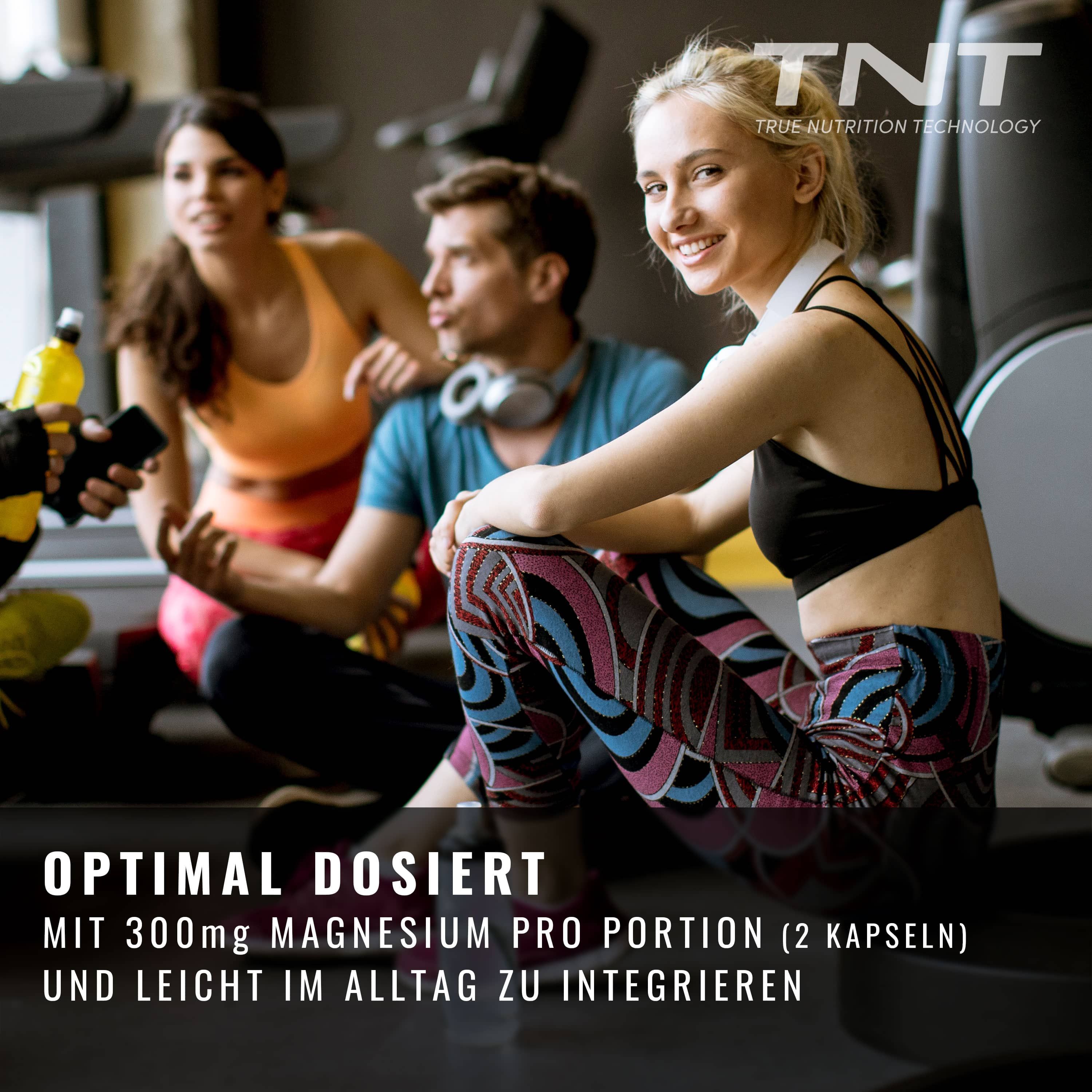 Drei Personen sitzen in einem Fitnessstudio. Text: Optimal dosiert mit 300mg Magnesium pro Portion (2 Kapseln).