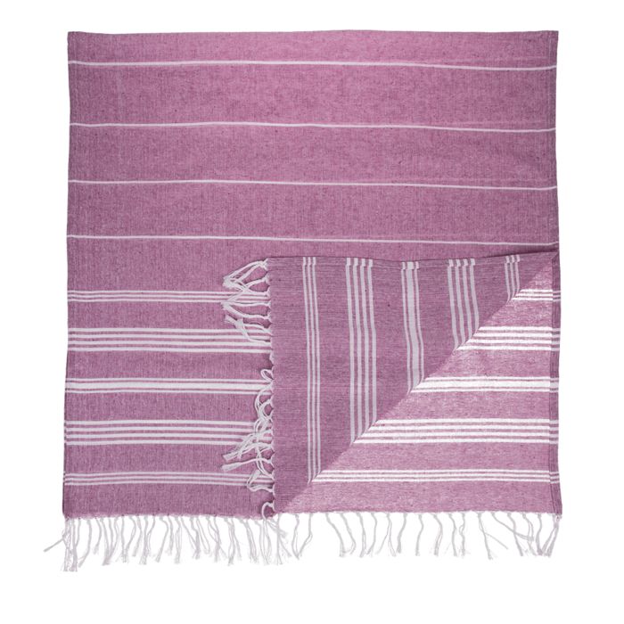 Ausgebreitetes Fouta-Hamamtuch, lila mit weißen Streifen und Fransen.