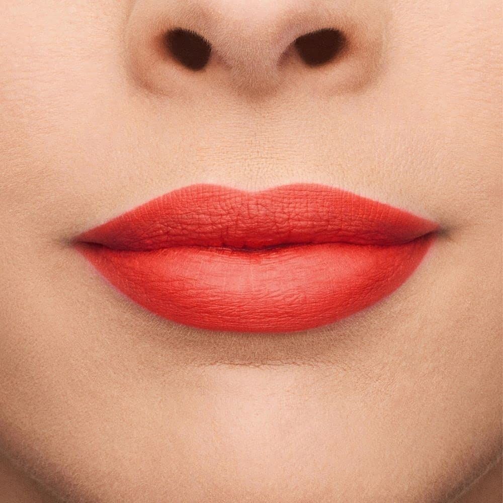 Nahaufnahme von roten Lippen. Die Lippen sind mit rotem Lippenstift bemalt.