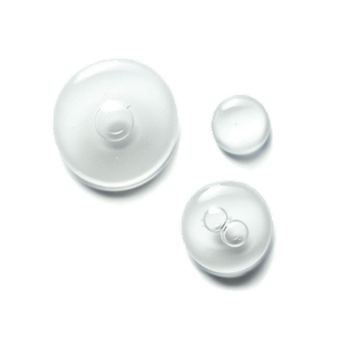 Drei transparente Tropfen auf weißem Hintergrund. Zwei Tropfen haben Blasen.