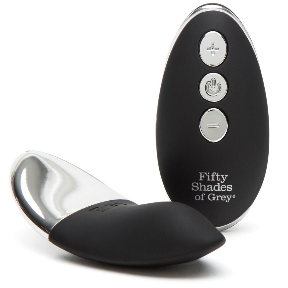 Schwarzer Vibrator und Fernbedienung. Fernbedienung mit drei Knöpfen. Marke: Fifty Shades of Grey. Silberfarbene Akzente.