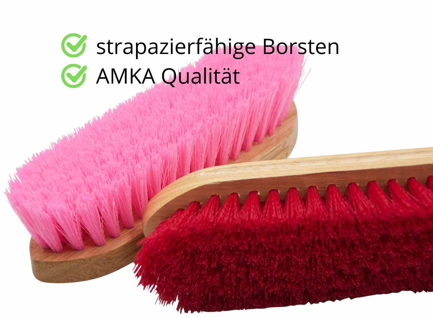 Zwei AMKA Mähnenbürsten. Eine mit pinkfarbenen Borsten, die andere mit roten Borsten. Beide Bürsten haben einen Holzrücken. Text: strapazierfähige Borsten und AMKA Qualität. Die Bürsten sind für die Pferdepflege konzipiert.