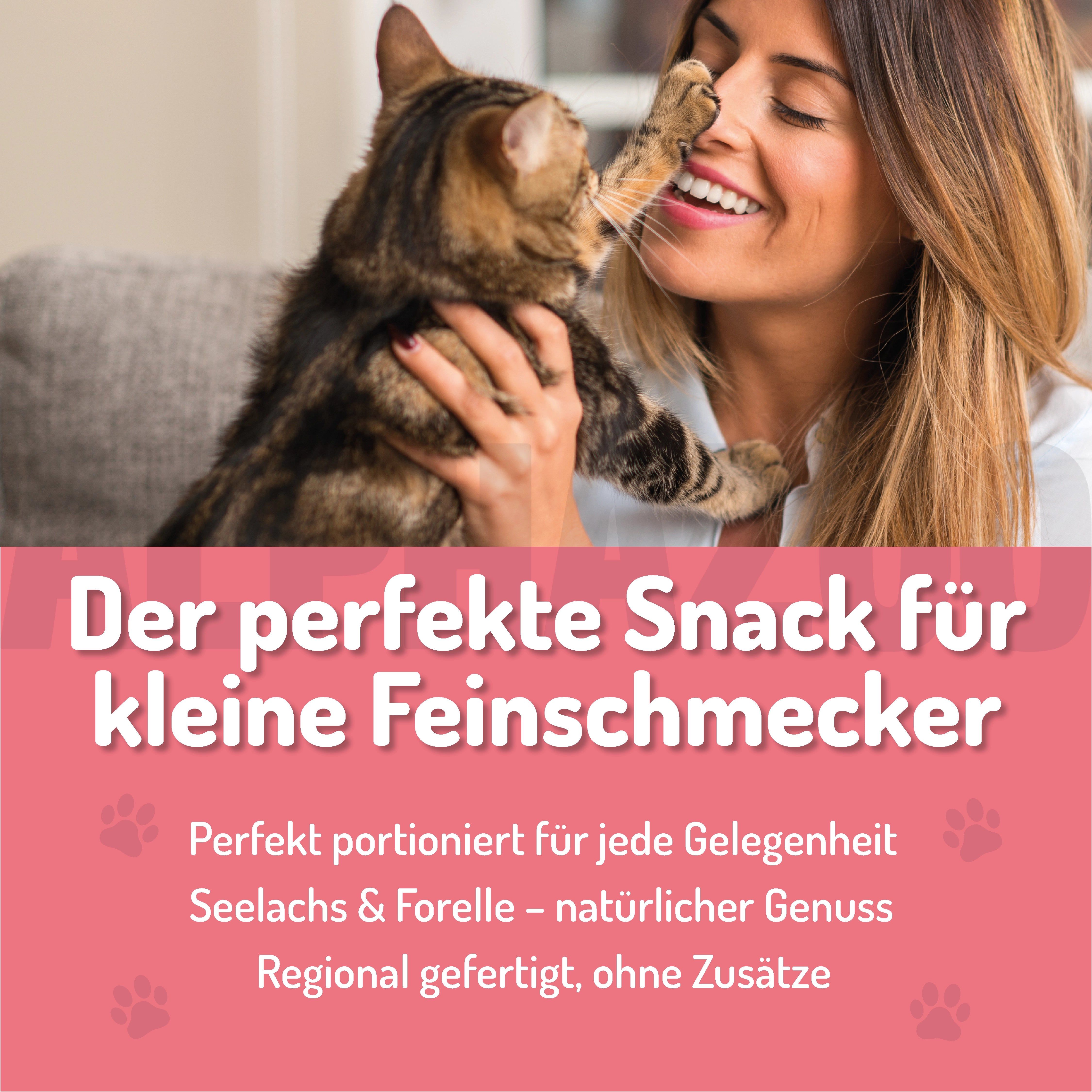 Frau lächelt, Katze berührt ihr Gesicht. Text: Der perfekte Snack für kleine Feinschmecker.