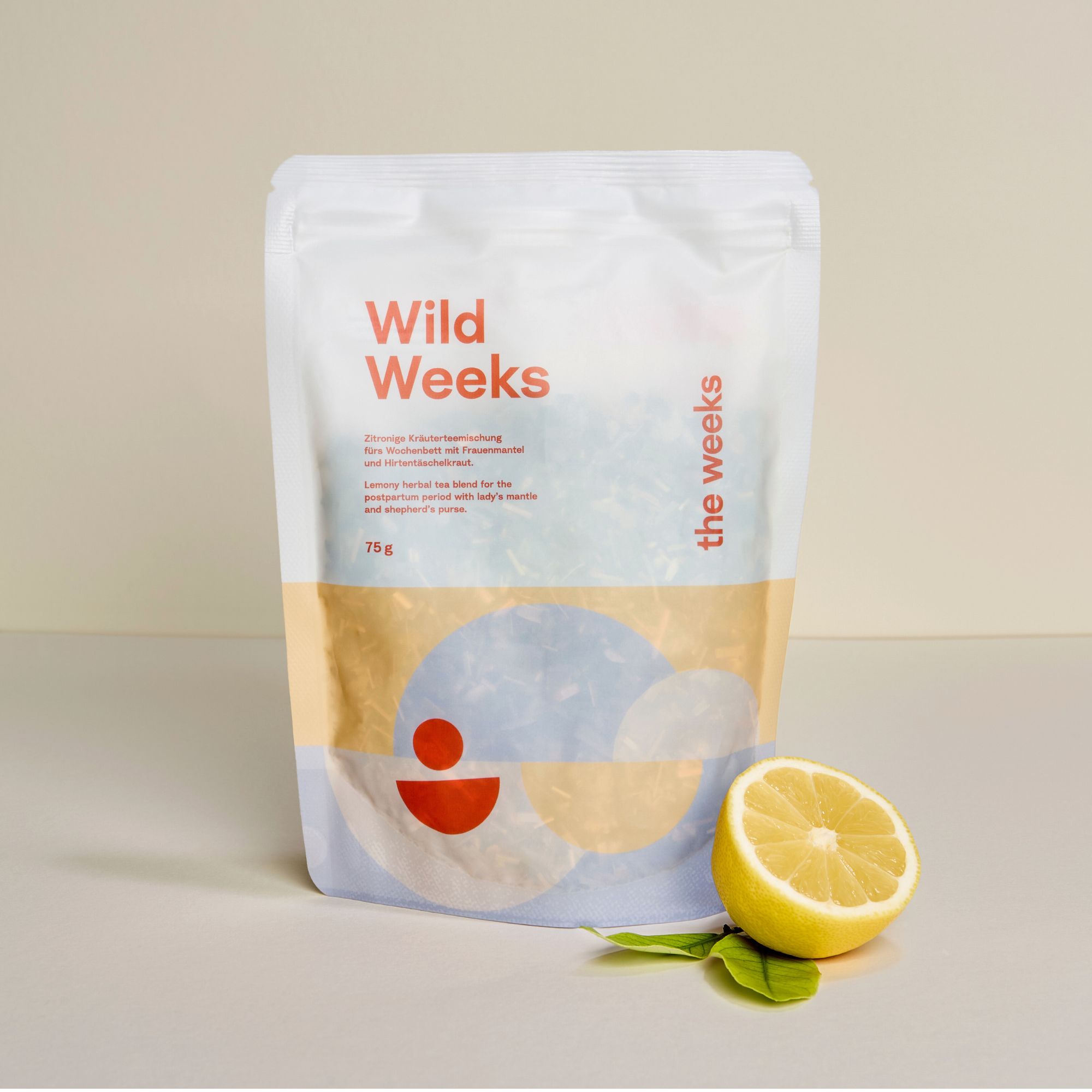Wild Weeks Kräutermischung in Beutel. Zitrone und Blatt daneben. Text: Wochenbett-Tee, mit Frauenmantel und Hirtentäschel. Ohne Fenchel.