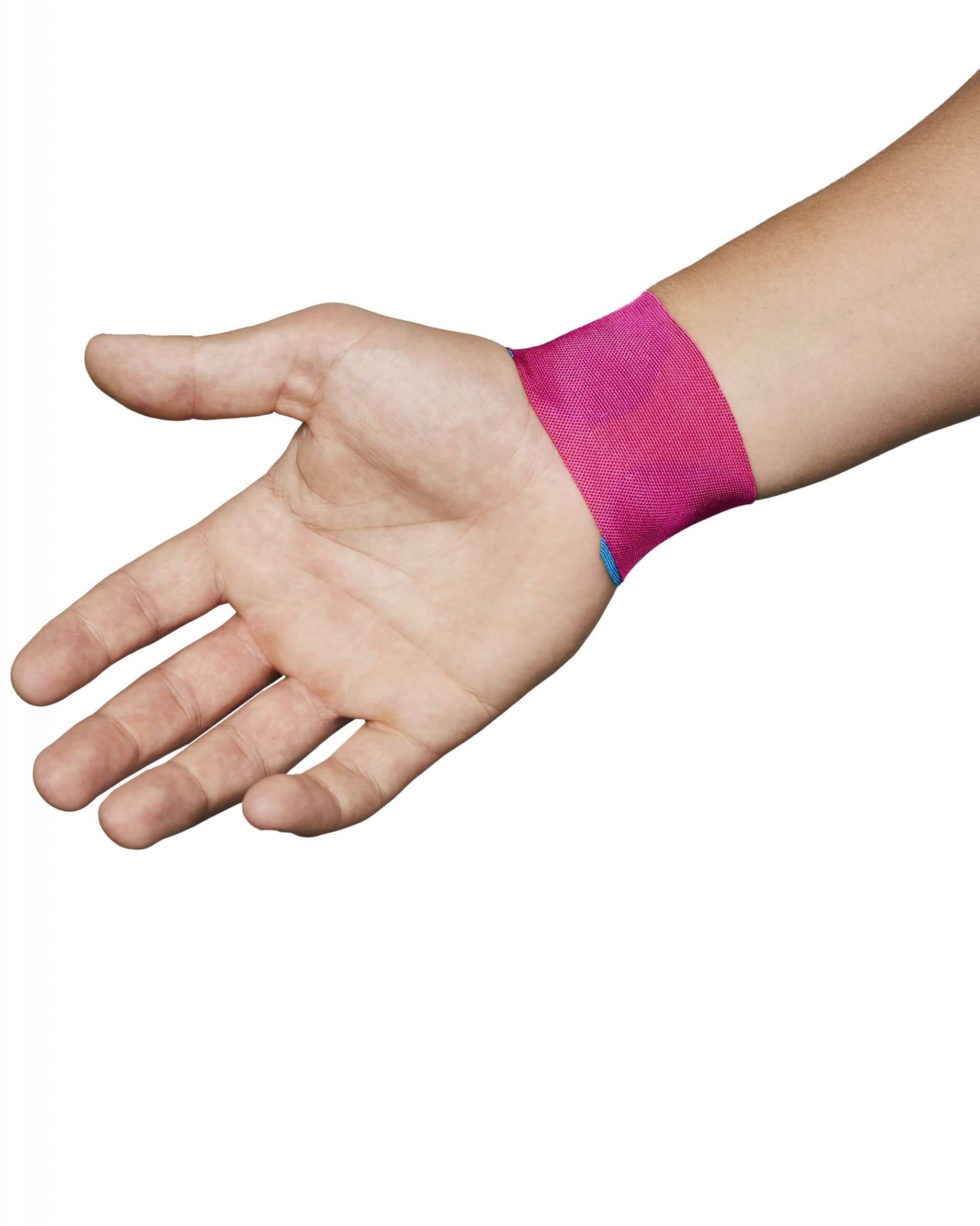 Hand mit pinkfarbenem Kinesiotape am Handgelenk. Blauer Akzent. Weißer Hintergrund.
