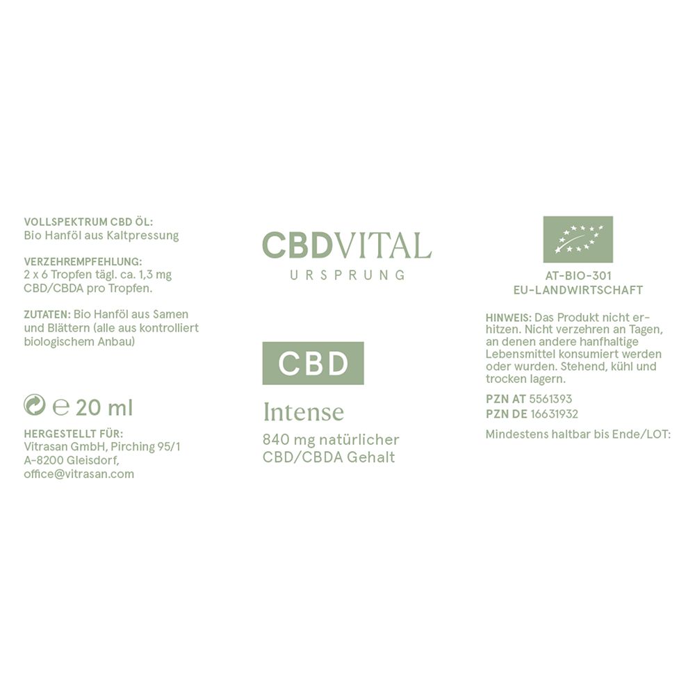 Weiße Verpackung mit Aufschrift: CBD VITAL URSPRUNG, CBD Intense, 840 mg natürlicher CBD/CBDA Gehalt. EU-Landwirtschaft Logo.