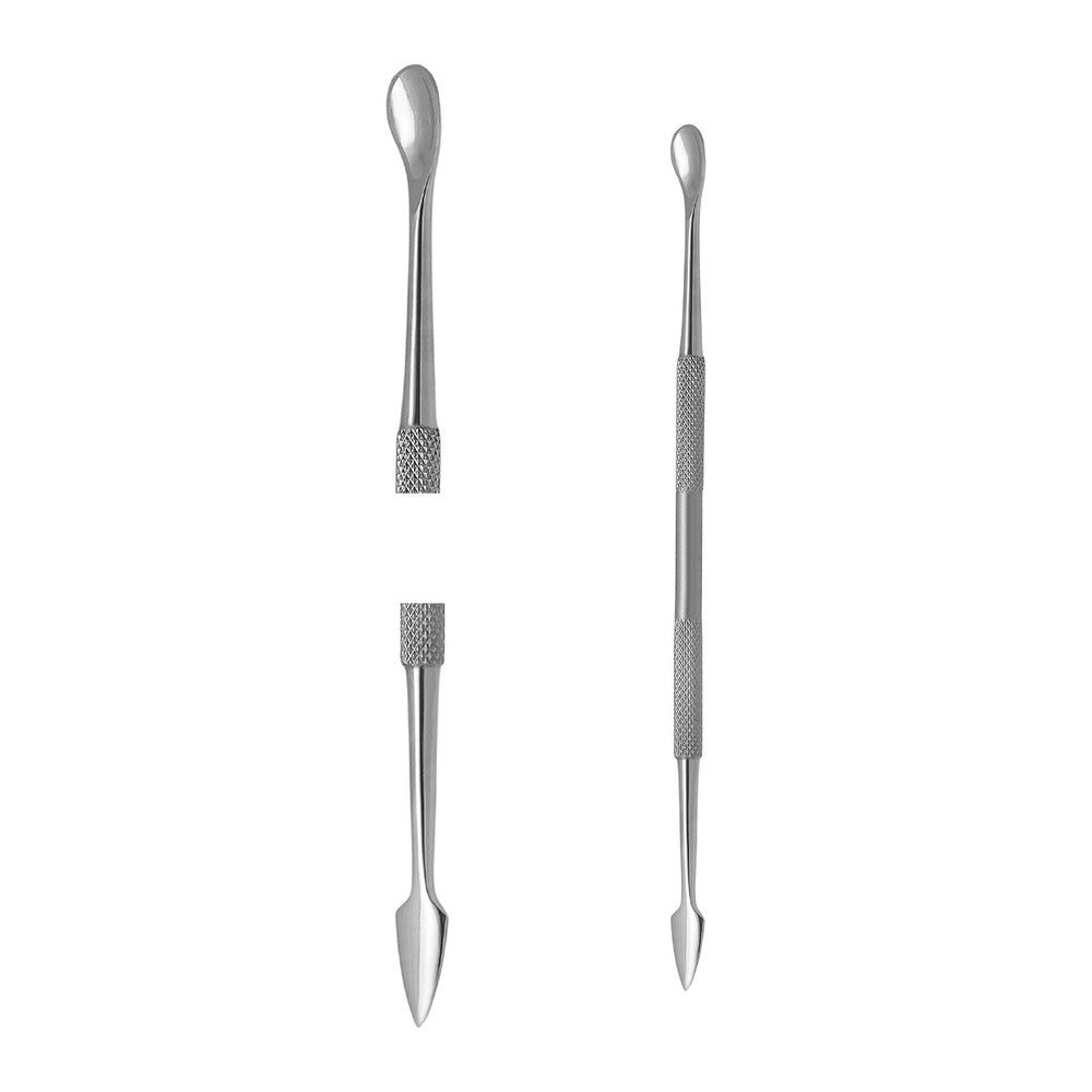 Nagelhautschieber aus Metall. Zwei Werkzeuge, unterschiedliche Enden: Löffel, Spitze. Geriffelte Griffe. Einzeln und als Ganzes dargestellt.