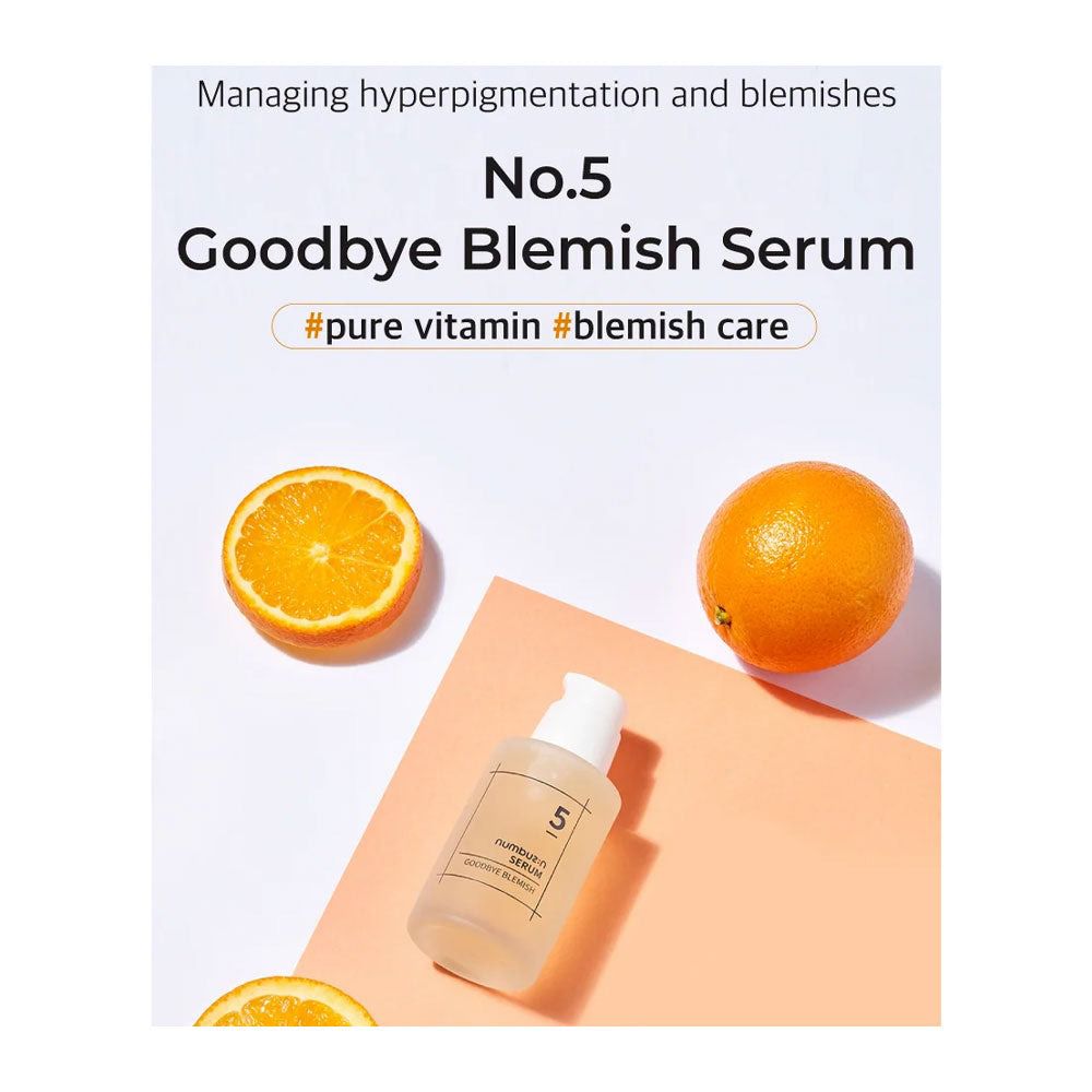 Produktabbildung mit Orangen und Text. Aufschrift: No.5 Goodbye Blemish Serum, #pure vitamin #blemish care. Flasche mit weißem Pumpkopf.