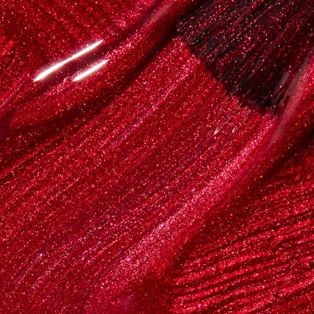 Roter Nagellack, glänzend, mit Glitzerpartikeln. Die Textur ist in Strichen aufgetragen.