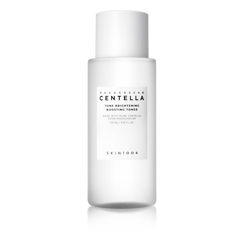 Klarflasche mit weißem Deckel. Etikett mit Produktnamen und Marke SKIN1004. Aufschrift: Madagascar Centella Tone Brightening Boosting Toner.