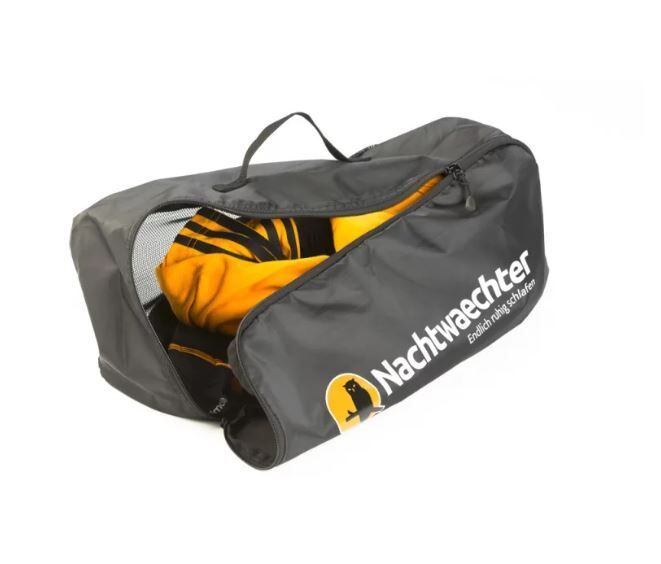 Schwarze Reisetasche, teilweise geöffnet, mit gelbem und schwarzem Inhalt. Auf der Tasche ist das Logo von Nachtwaechter zu sehen.