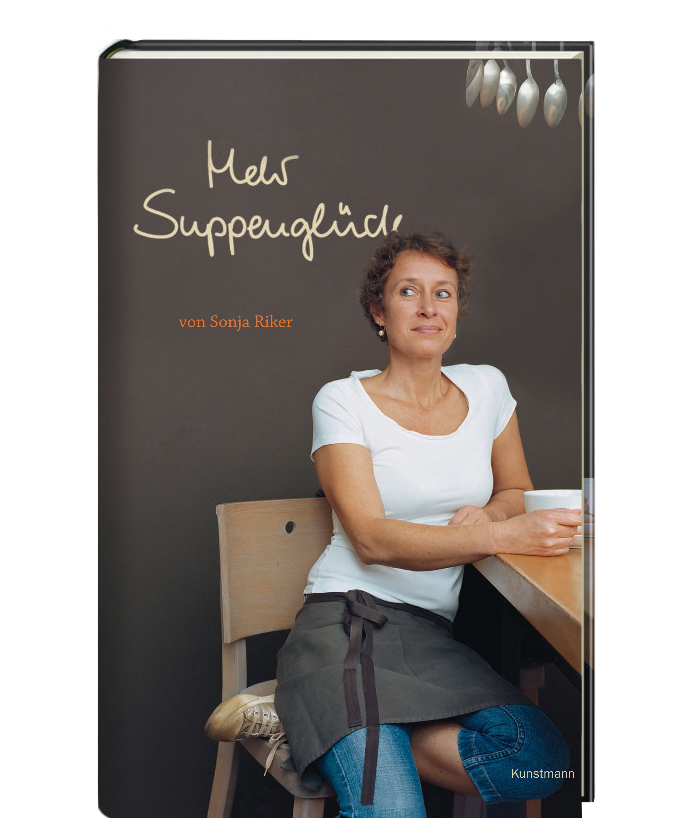 Buchcover mit Titel "Mehr Suppenglück" und Autorin Sonja Riker. Frau sitzt an Tisch, hält Tasse. Verlag Kunstmann.