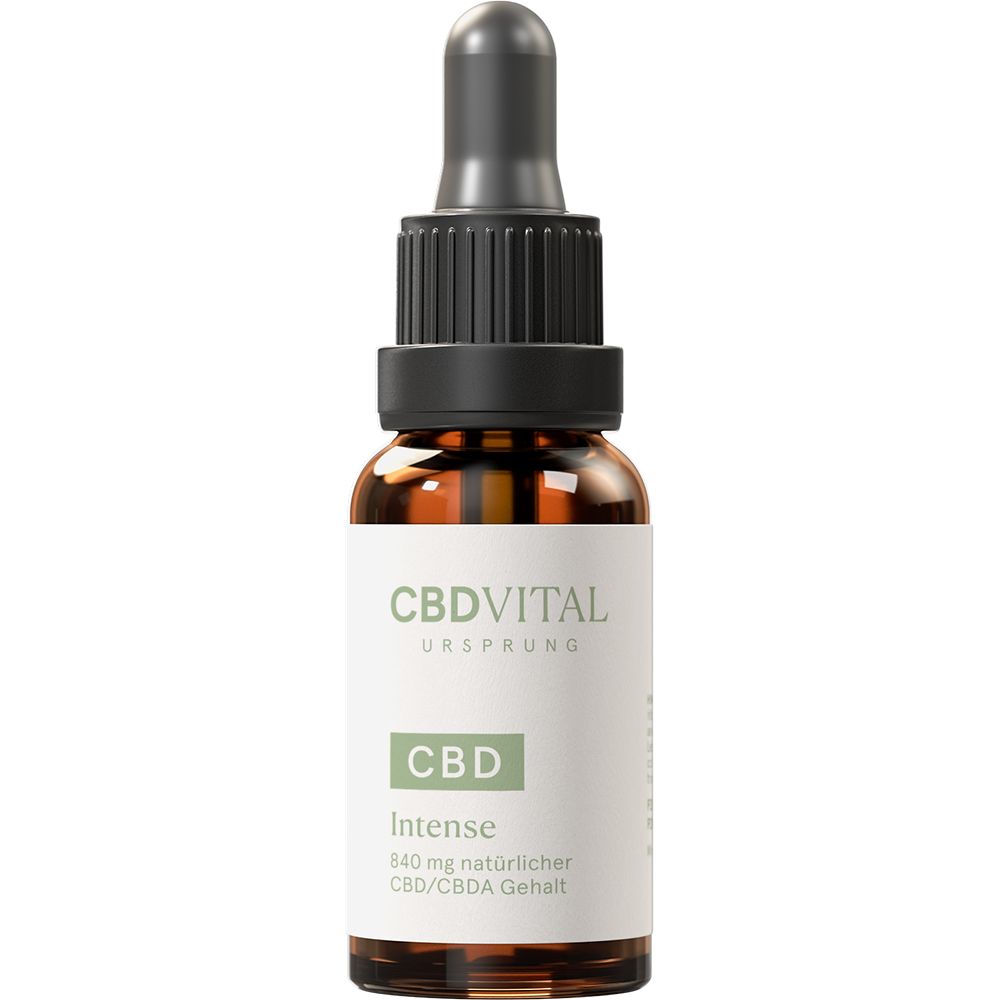 Braune Glasflasche mit Tropfer. Aufschrift: CBD VITAL URSPRUNG, CBD Intense, 840 mg natürlicher CBD/CBDA Gehalt.