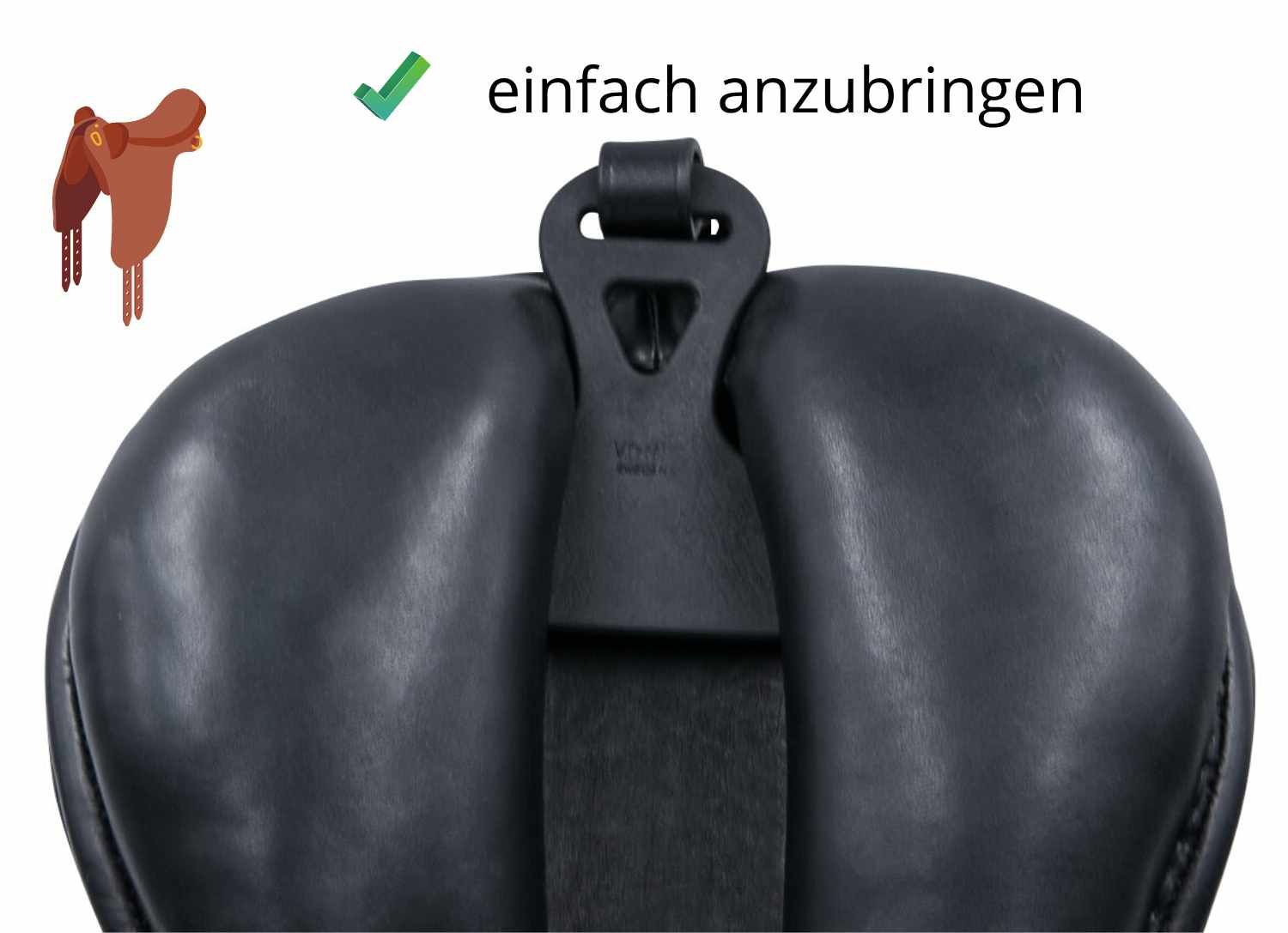 Schwarzer Schweifriemenhalter mit Riemen, an einem Sattel befestigt. Text: einfach anzubringen.
