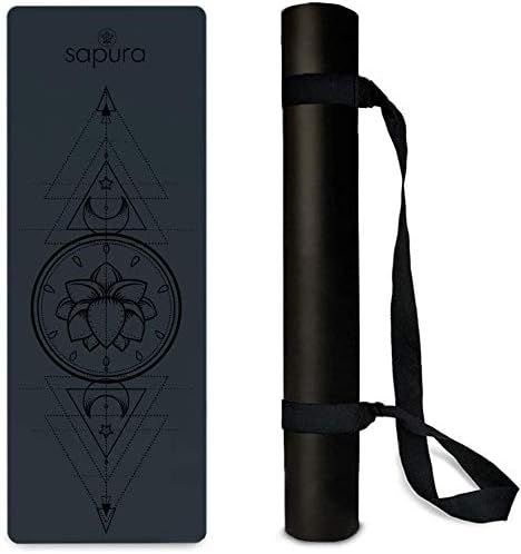 Schwarze Yogamatte mit geometrischem Muster und Schriftzug "sapura". Daneben eine gerollte Matte mit Tragegurt.
