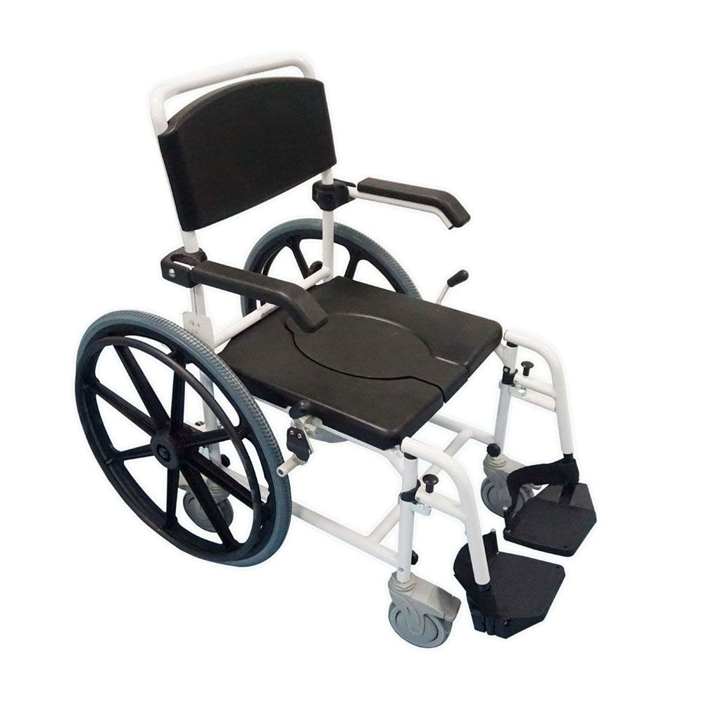 Dusch-Toilettenrollstuhl mit 24"-Rädern. Weißes Gestell, schwarze Sitzfläche und Rückenlehne. Armlehnen, Fußstützen und große Hinterräder.