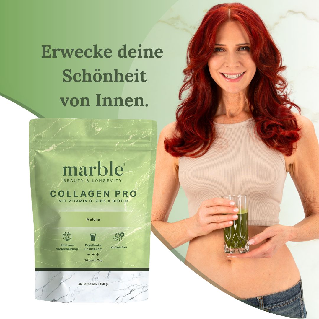Frau mit Glas Matcha-Getränk und marble© Collagen Pro-Verpackung. Grün-weißes Design. Text: Erwecke deine Schönheit von Innen.