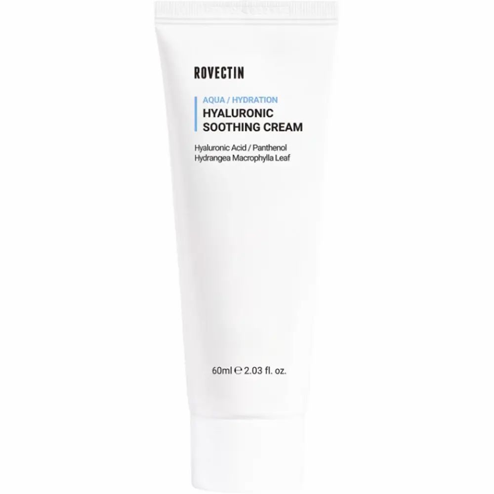 Weiße Tube mit ROVECTIN AQUA/HYDRATION HYALURONIC SOOTHING CREAM Aufschrift. Enthält Hyaluronsäure, Panthenol. 60ml.