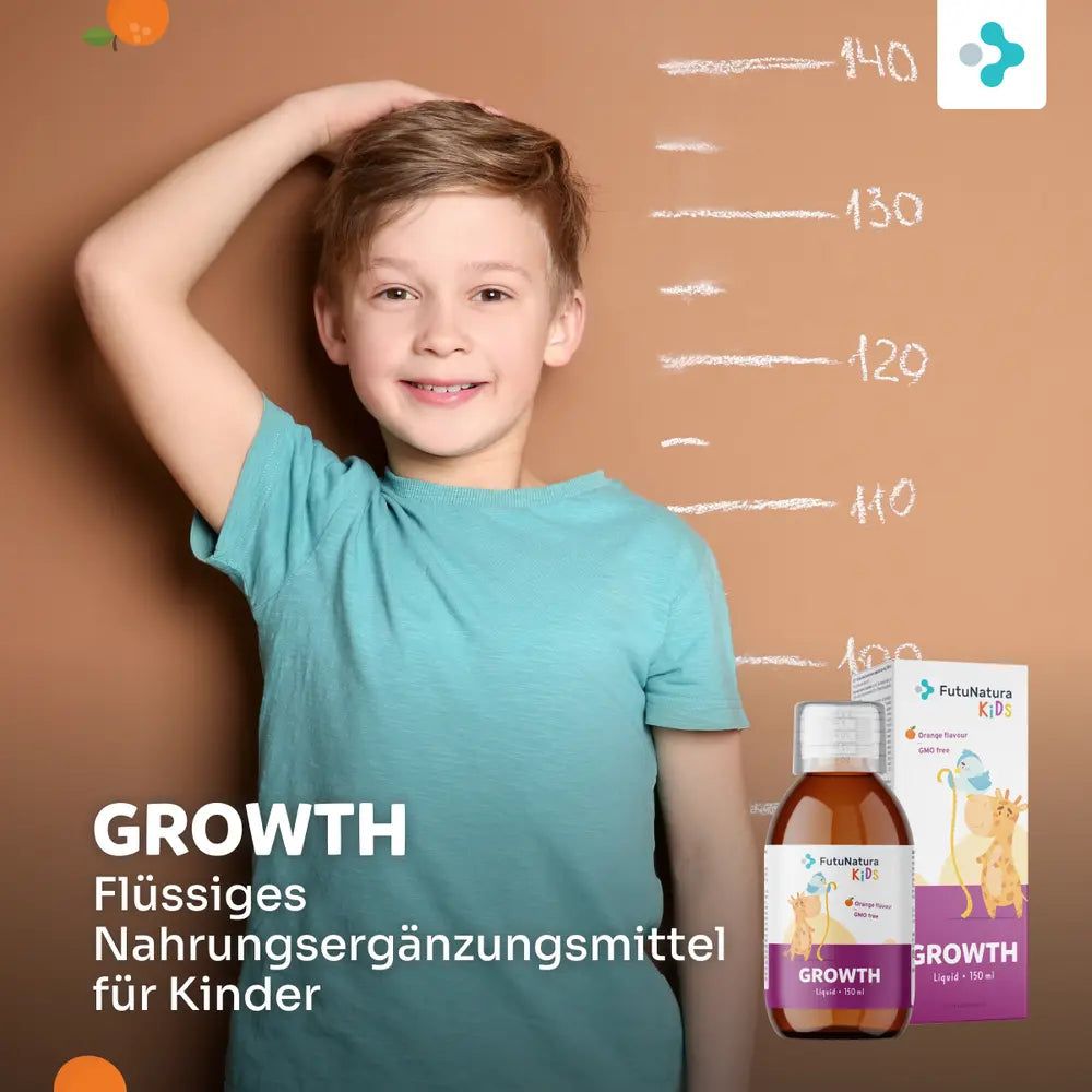 Junge steht vor einer Wand mit Messlatte und Produkt. Produkt: FutuNatura Kids Growth. Flasche und Karton.