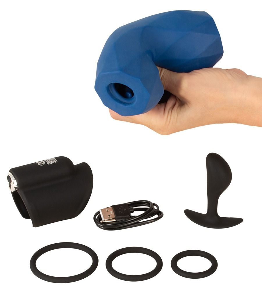 Hand hält Magic Shiver Hülse. Set-Zubehör: Plug, Ringe, Ladeeinheit und USB-Kabel.