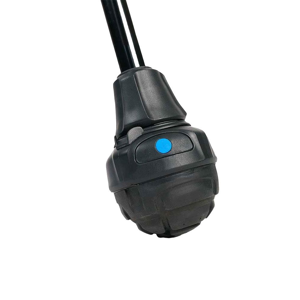 Schwarzer Krückenfuß mit grauer Gummispitze und blauem Akzent. Detailaufnahme, diagonale Perspektive.