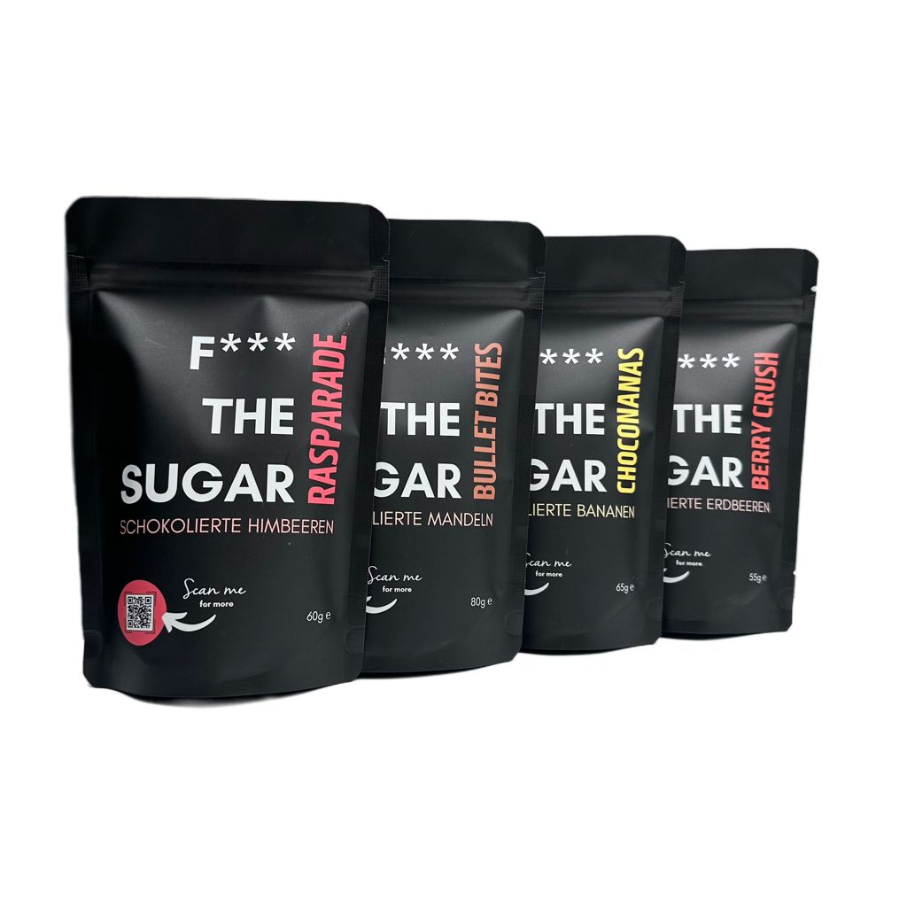 Vier schwarze Beutel mit dem Aufdruck "F*** THE SUGAR". Aufschrift: Himbeeren, Mandeln, Bananen, Erdbeeren. QR-Code.