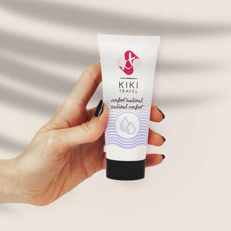 Hand hält eine Kiki Travel Gleitgel Tube.