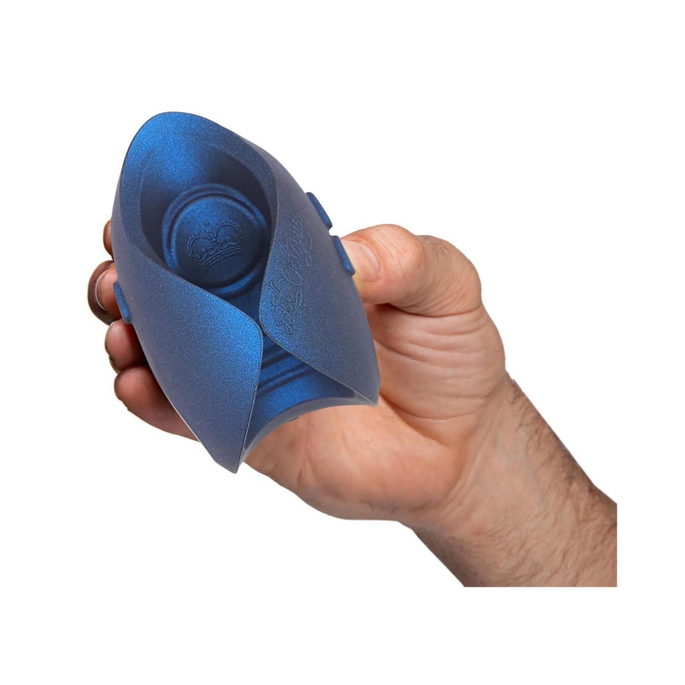 Hand hält blaues Gerät. Oberflächenstruktur. Abgerundete Form. Zwei Knöpfe an der Seite.