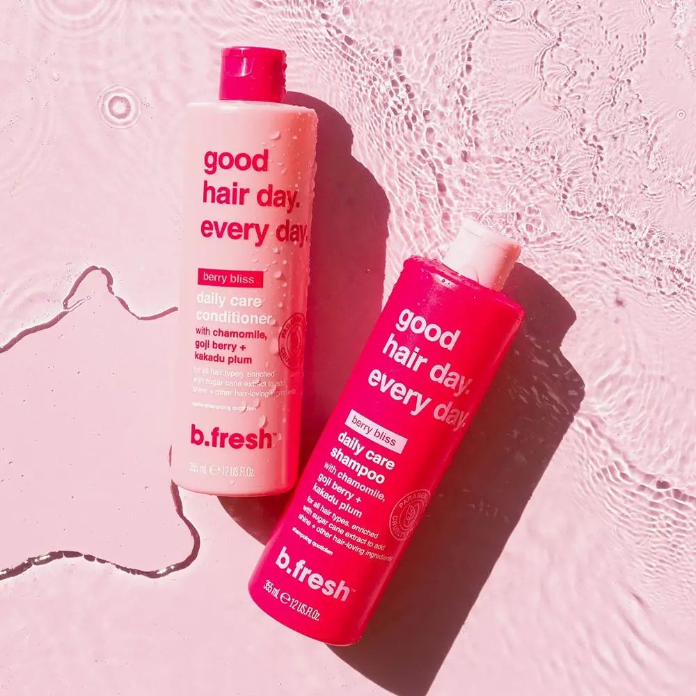 Zwei Shampoo-Flaschen auf rosa Oberfläche. Aufschrift: good hair day. every day. Mit Cruelty Free-Siegel.