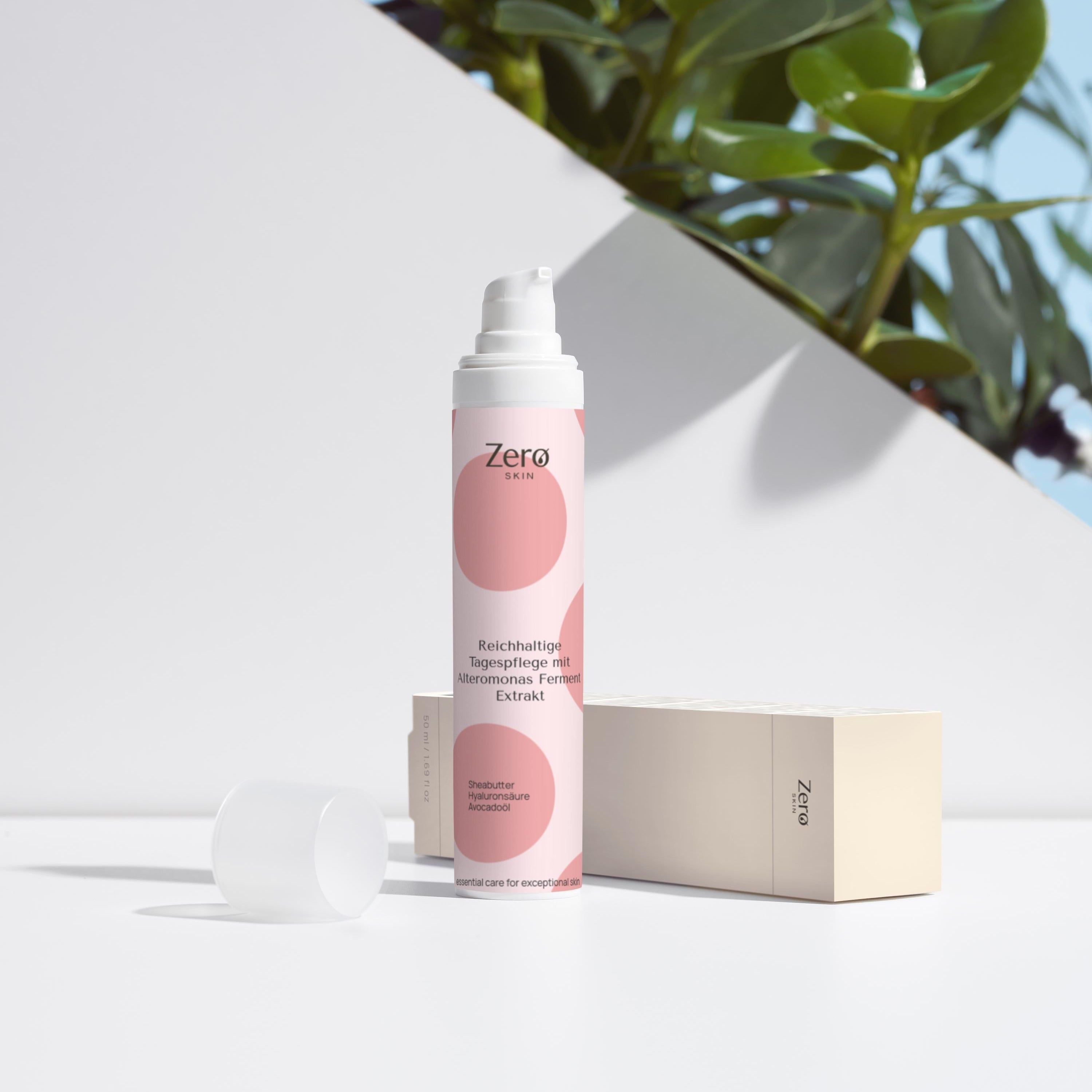 Zero Skin Flakon mit Pumpspender, rosa Kreismuster, Tagespflege mit Vitamin C Extrakt.