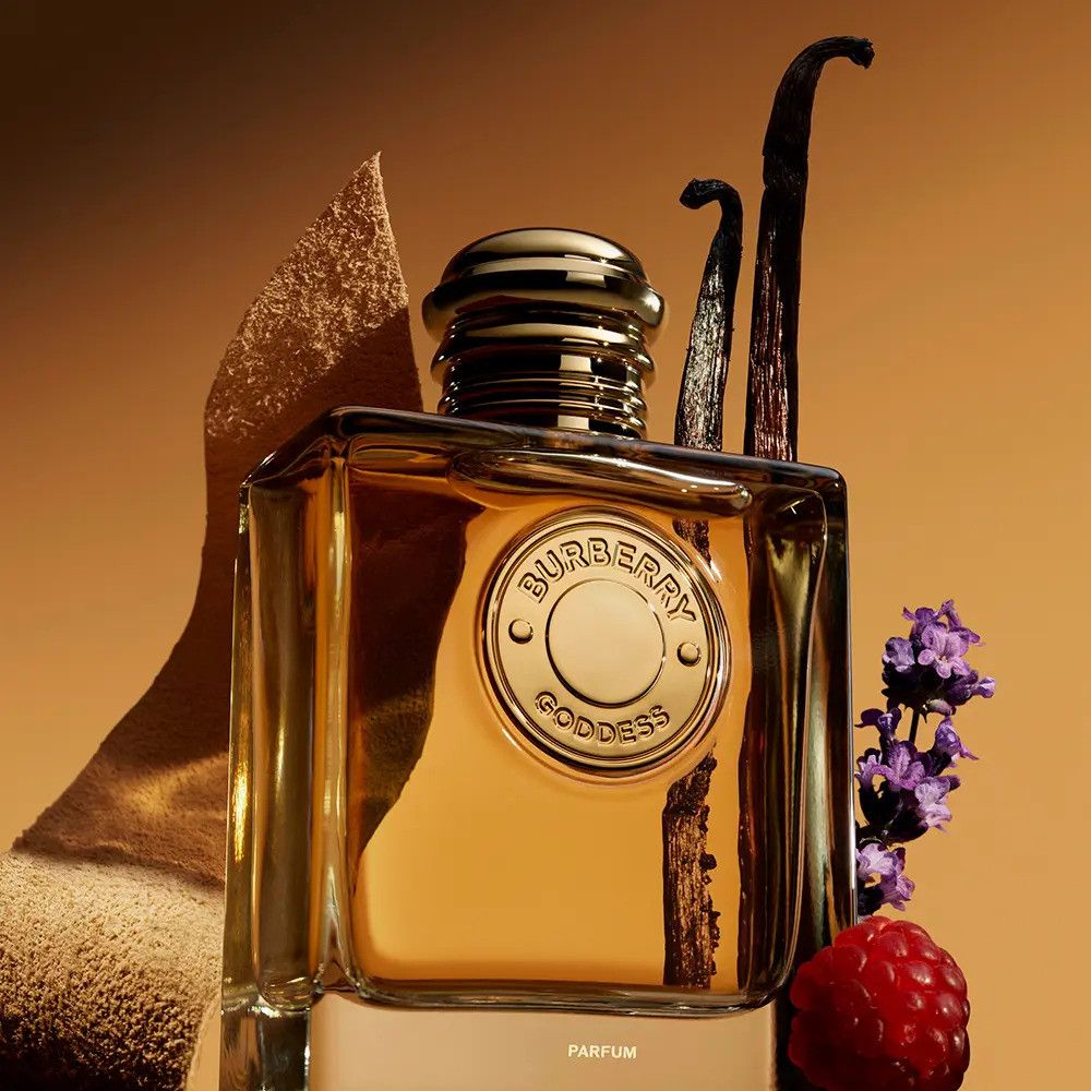 Quadratischer Flakon mit goldfarbenem Logo und Schriftzug Burberry Goddess. Vanilleschoten und Himbeere daneben.