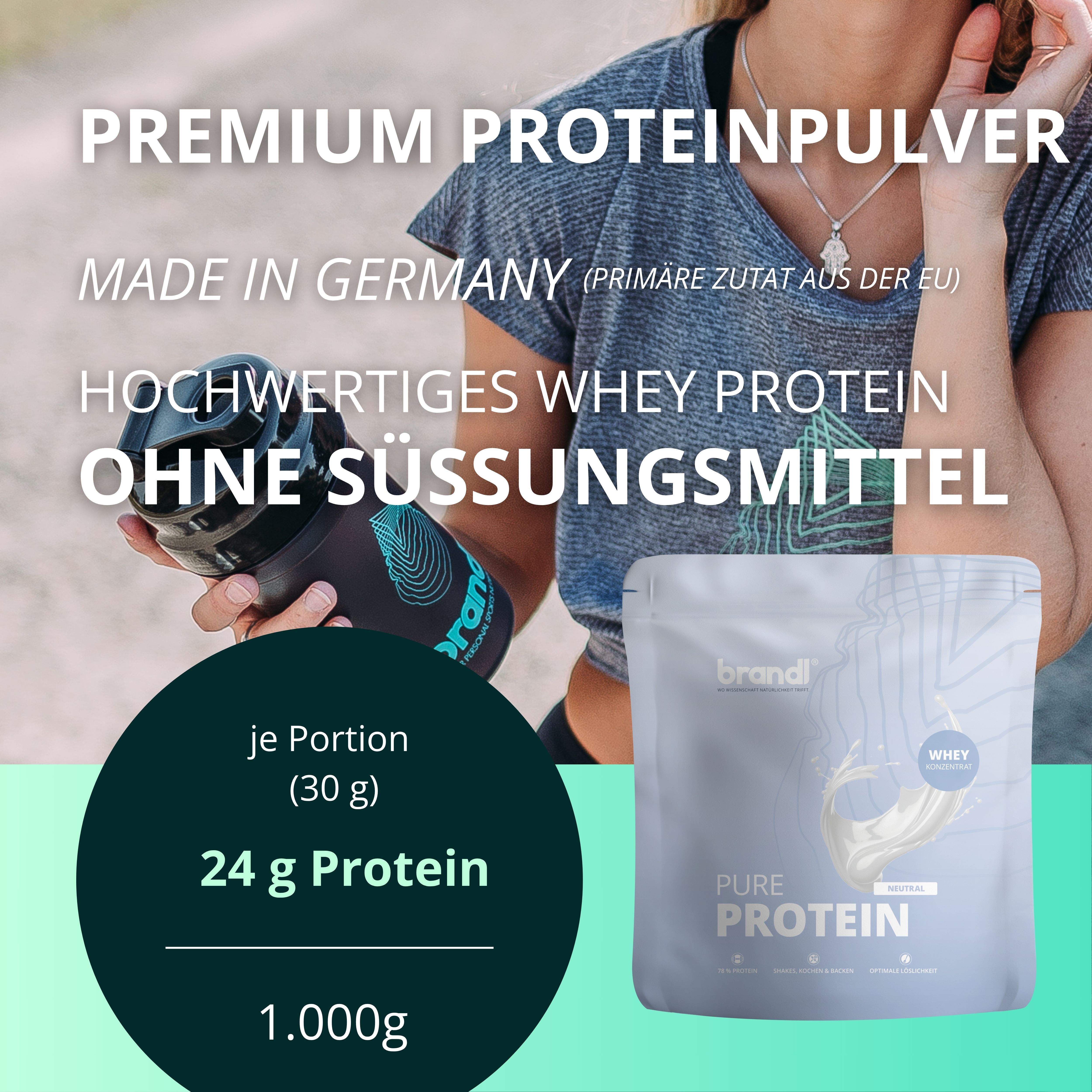 Beutel brandl® Pure Protein, 1.000g. Aufschrift: Pure Protein, Whey. Frau hält Flasche. Text: Premium Proteinpulver, 24g Protein.